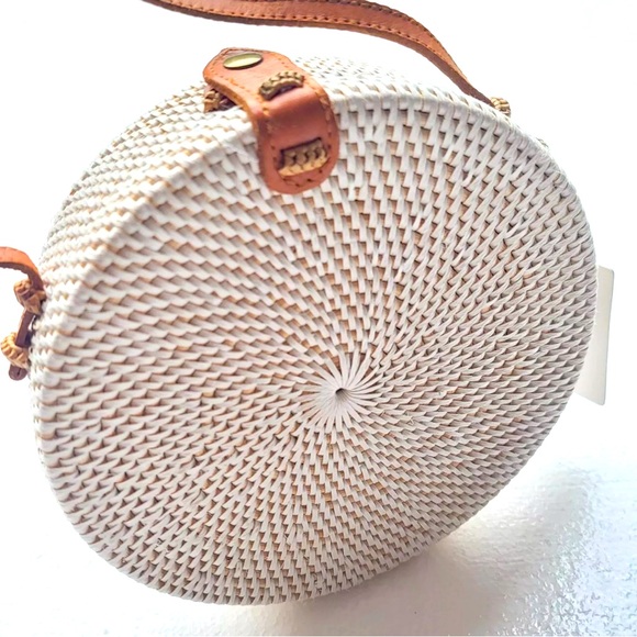 Nantucket Style Large Crossbody Woven Rattan Bag - Picture 8 of 16